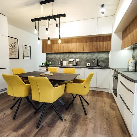 Rezidencia Severna, 24hr Self Check-in, 2 Bedrooms, Free Garage Private Parking, Balcony, 5-minute Walk To Centre Apartmán *