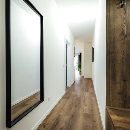 Rezidencia Severna, 24hr Self Check-in, 2 Bedrooms, Free Garage Private Parking, Balcony, 5-minute Walk To Centre アパート バンスカー・ビストリツァ