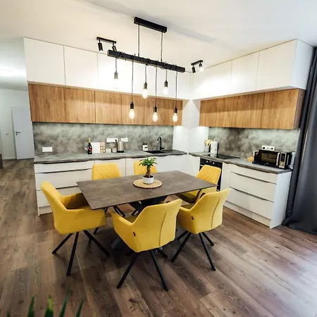 Apartament Rezidencia Severna, 24hr Self Check-in, 2 Bedrooms, Free Garage Private Parking, Balcony, 5-minute Walk To Centre *