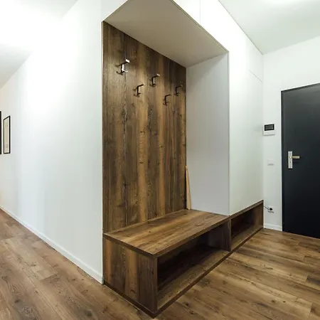 Rezidencia Severna, 24hr Self Check-in, 2 Bedrooms, Free Garage Private Parking, Balcony, 5-minute Walk To Centre バンスカー・ビストリツァ