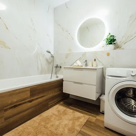 Apartmán Rezidencia Severna, 24hr Self Check-in, 2 Bedrooms, Free Garage Private Parking, Balcony, 5-minute Walk To Centre